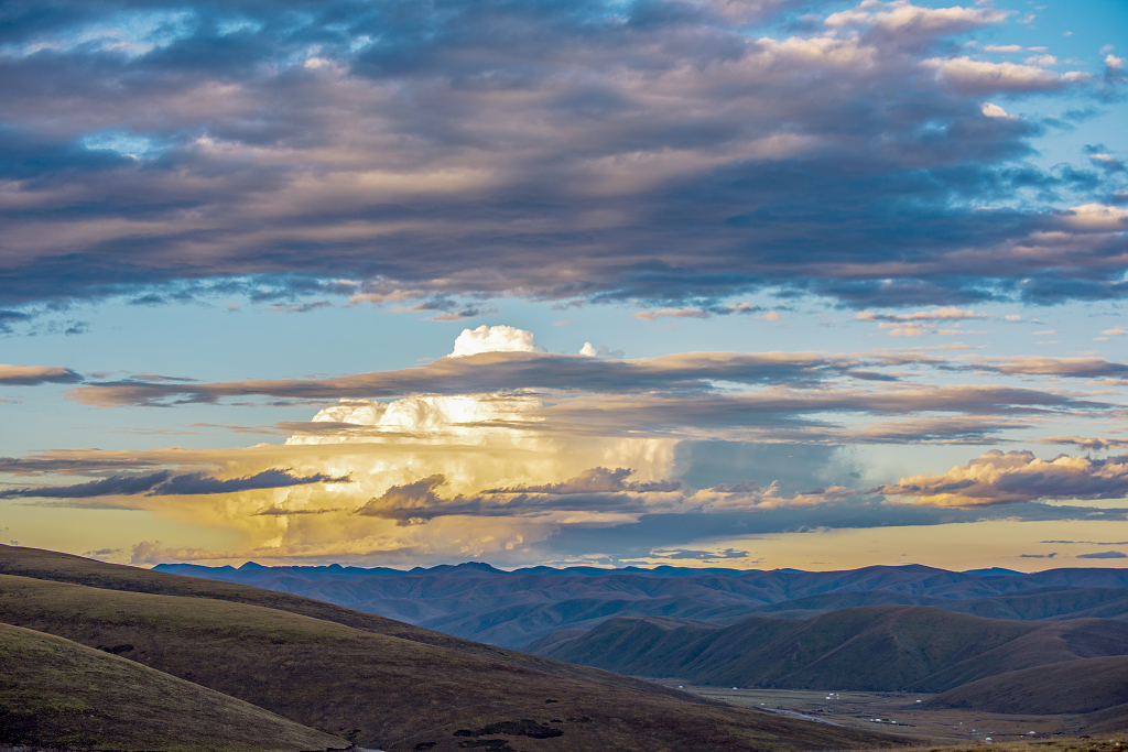 日落时分晚霞照亮了天空