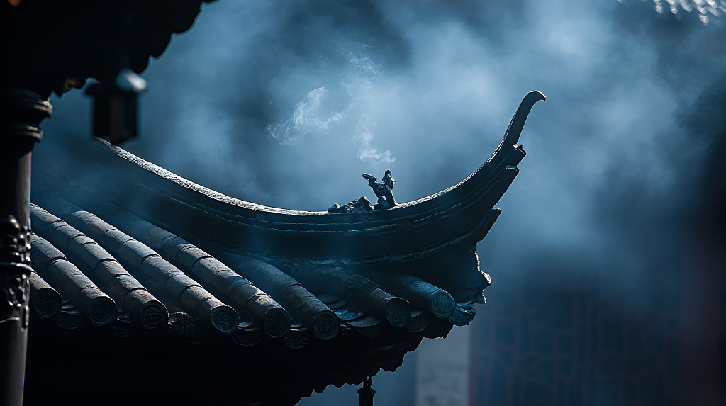 中国风屋檐一角中国传统古建筑寺院庙宇烟雾缭绕