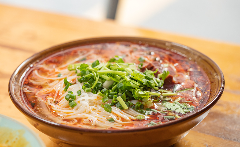 美味的牛肉米线传统美食家常菜摄实拍摄影图