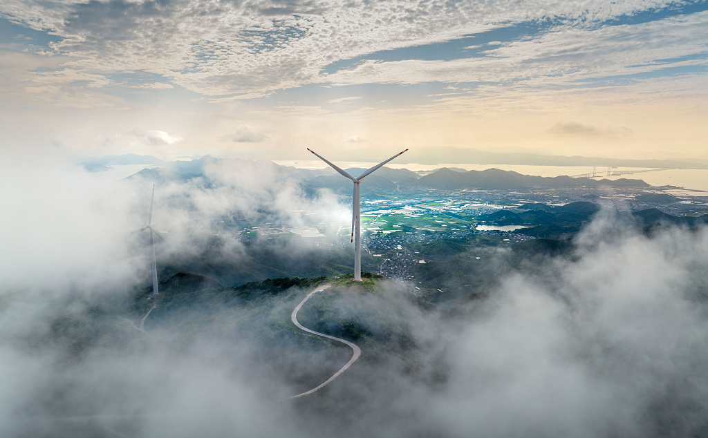 宁波象山云雾中珠山上风车光影