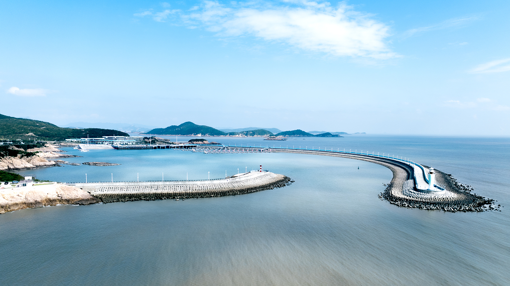 宁波象山亚帆中心航拍下海上灯塔电脑壁纸