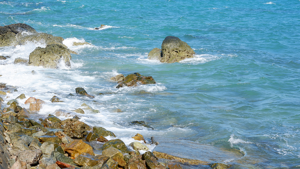 海南岛屿石滩海水自然风景