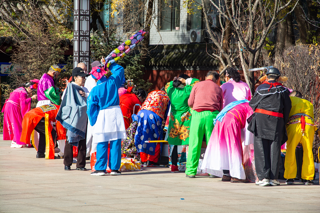 城市烟火摄影城市广场上跳广场舞的人们