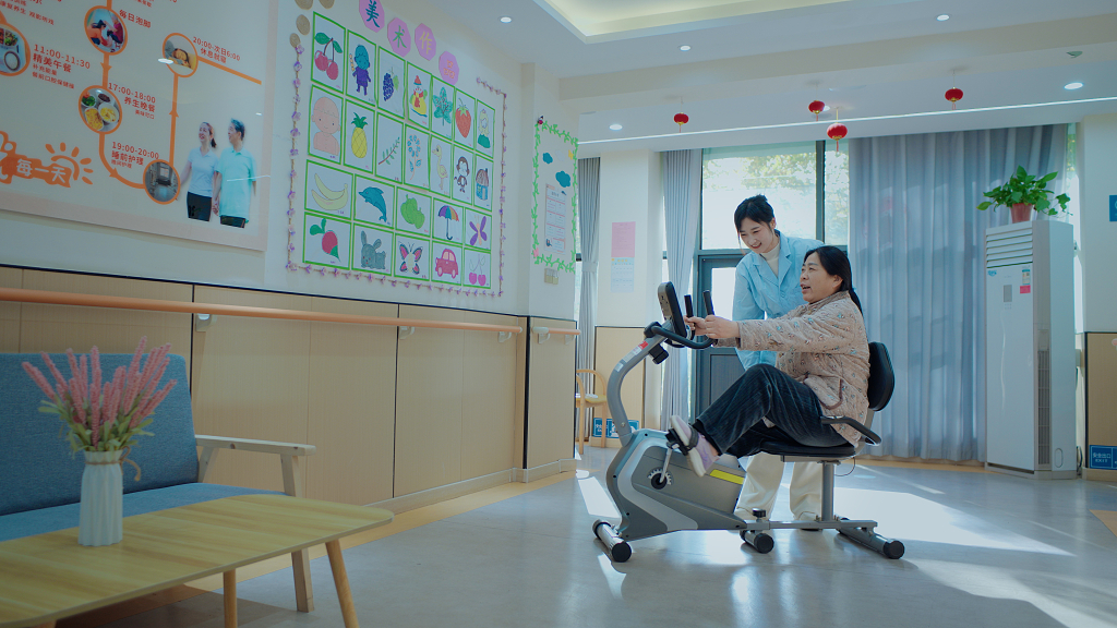 养老院关爱老人医生和患者沟通锻炼