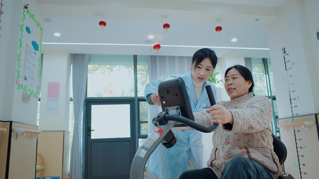 养老院关爱老人医生和患者沟通