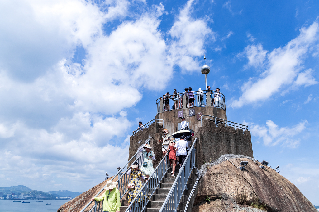 蓝天白云下福建厦门日光岩游览的游客旅游风景