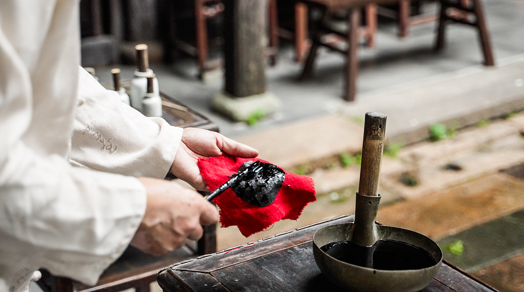 乡村土法制作膏药药粉中医药研磨中药材传统中医文化