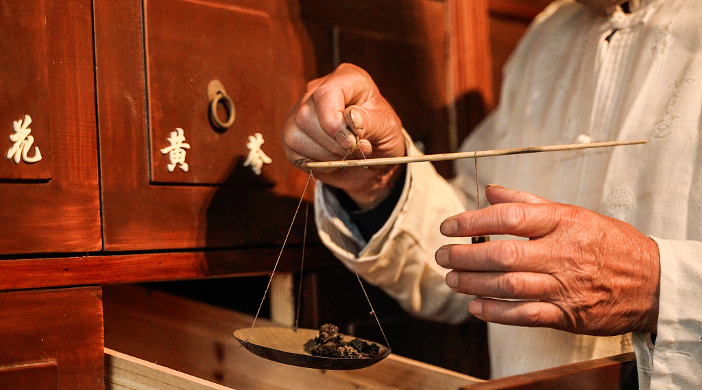 老中医柜子称药治病中医药中药材传统中医文化开方子