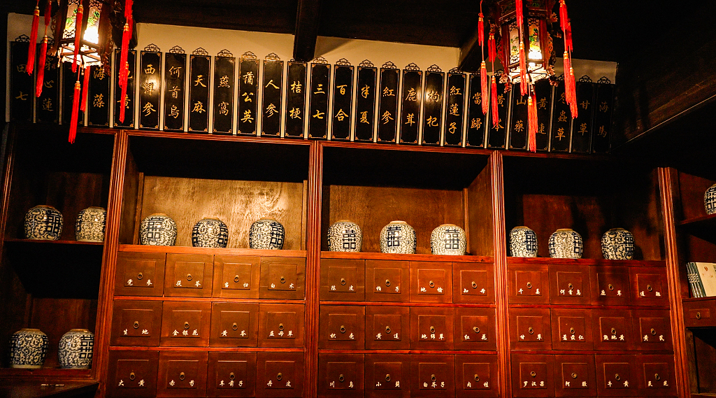 老中医药品存放柜子传统中医中药铺中医文化