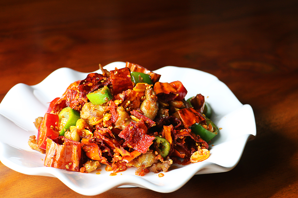 家常菜中餐厅饭店菜单美食宣传单广告实拍图在餐桌上的辣子鸡