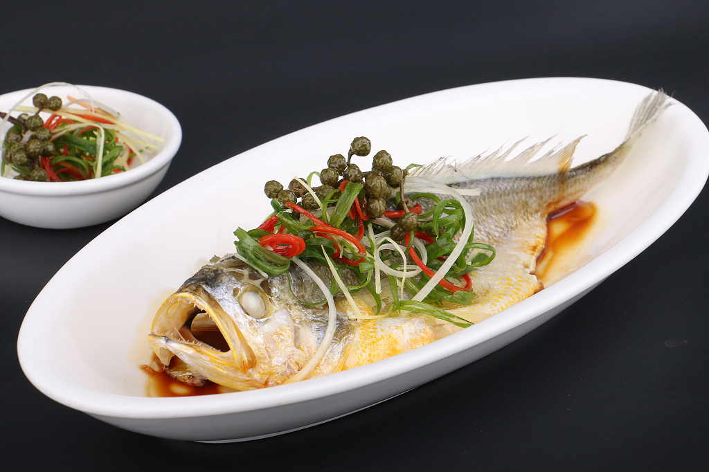 家常菜中餐厅饭店菜单美食宣传单广告实拍图中华美食鲜花椒蒸黄花鱼