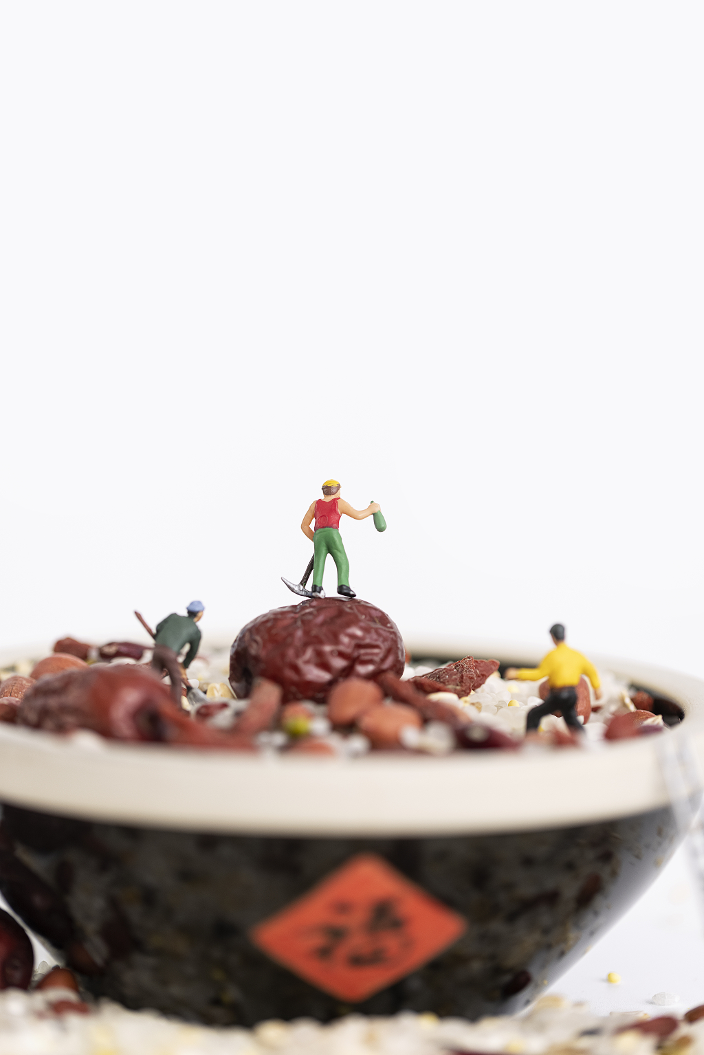 2025年蛇年新年新春春节过节过年传统节日新年元素物件微缩创意腊八节图片