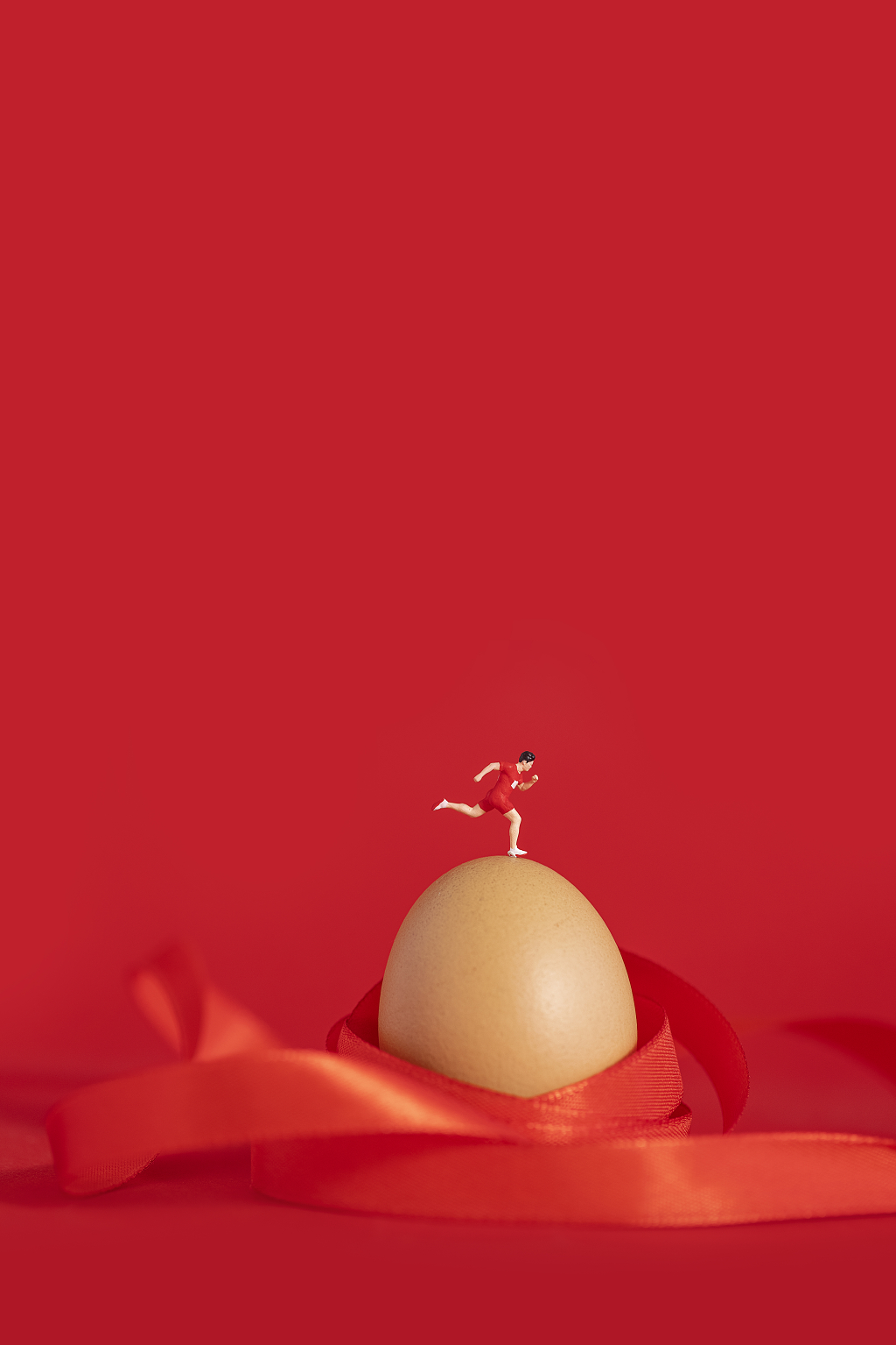 2025年蛇年新年新春春节过节过年传统节日新年元素物件运动员与鸡蛋微缩创意图片