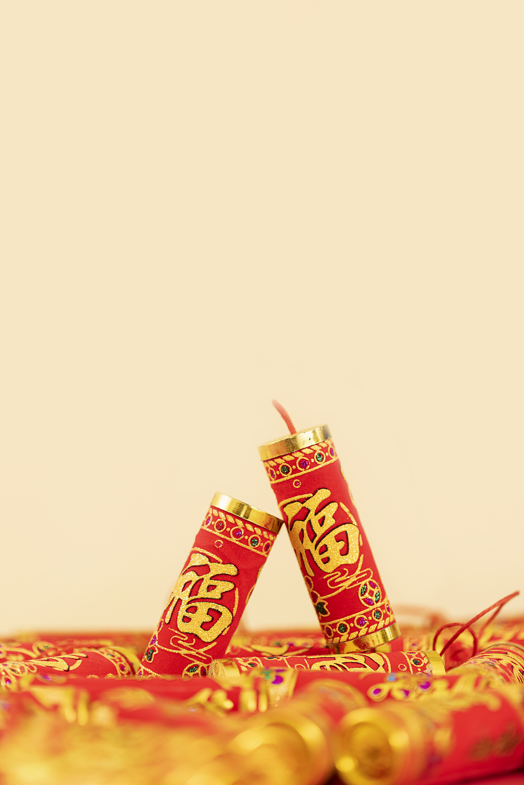 2025年蛇年新年新春春节过节过年传统节日新年元素物件鞭炮创意春节金色背景