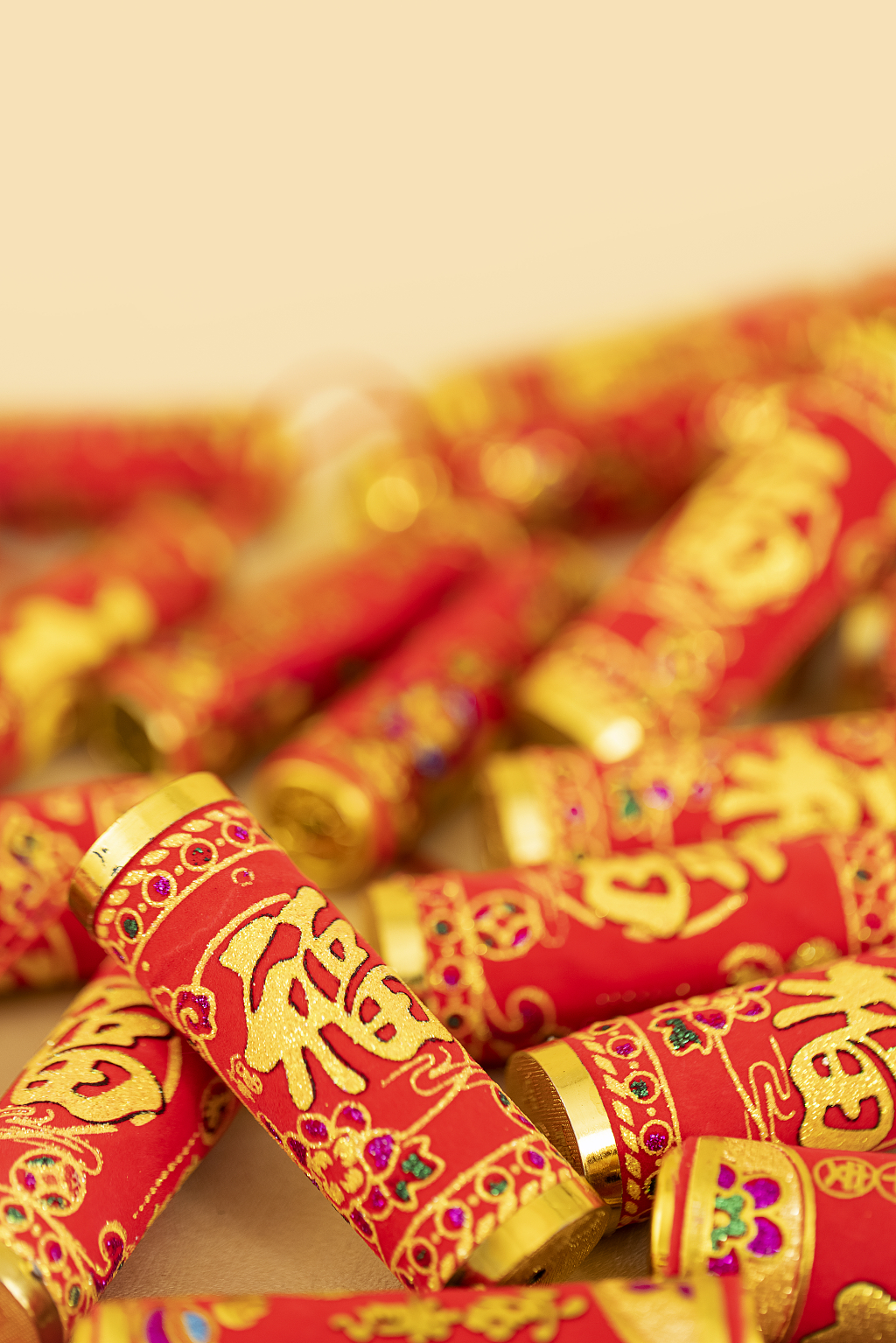 2025年蛇年新年新春春节过节过年传统节日新年元素物件鞭炮创意红火喜庆金色背景