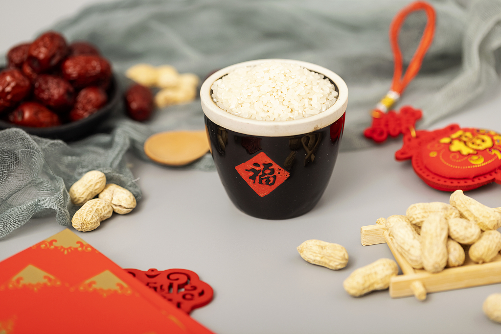 2025年蛇年新年新春春节过节过年传统节日新年元素物件大米创意新年清新图片