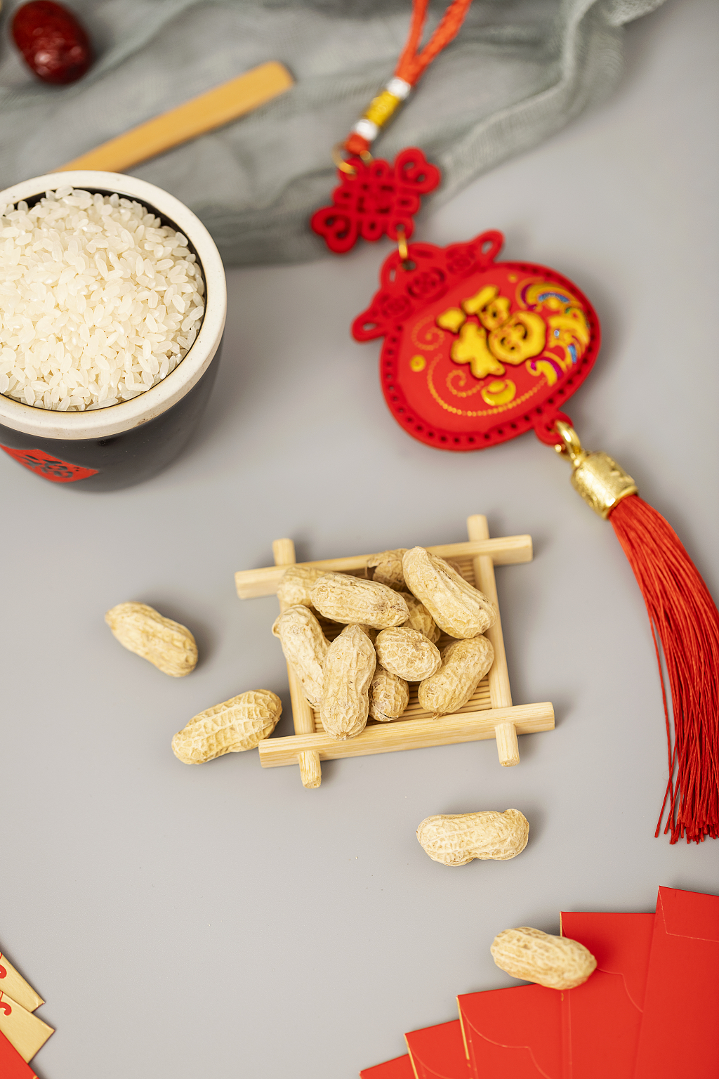 2025年蛇年新年新春春节过节过年传统节日新年元素物件花生坚果新年氛围清新背景