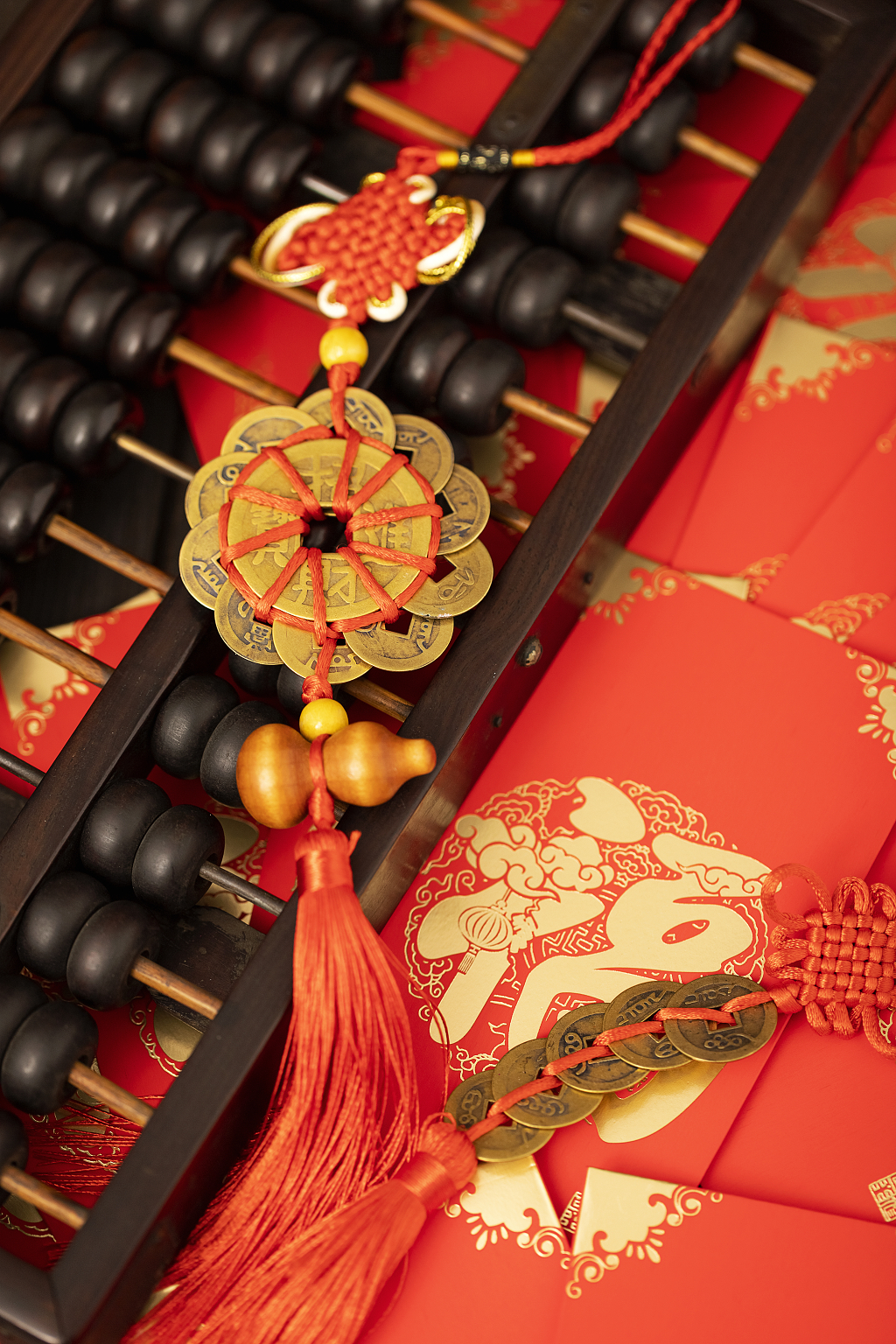 2025年蛇年新年新春春节过节过年传统节日新年元素物件梅花钱新春祝福财源广进