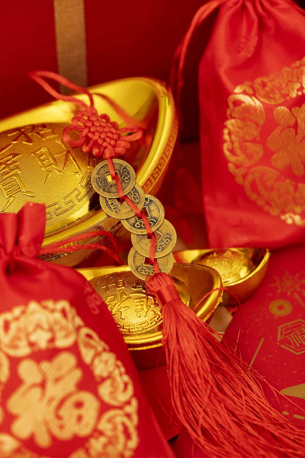 2025年蛇年新年新春春节过节过年传统节日新年元素物件五帝钱创意新年红色背景