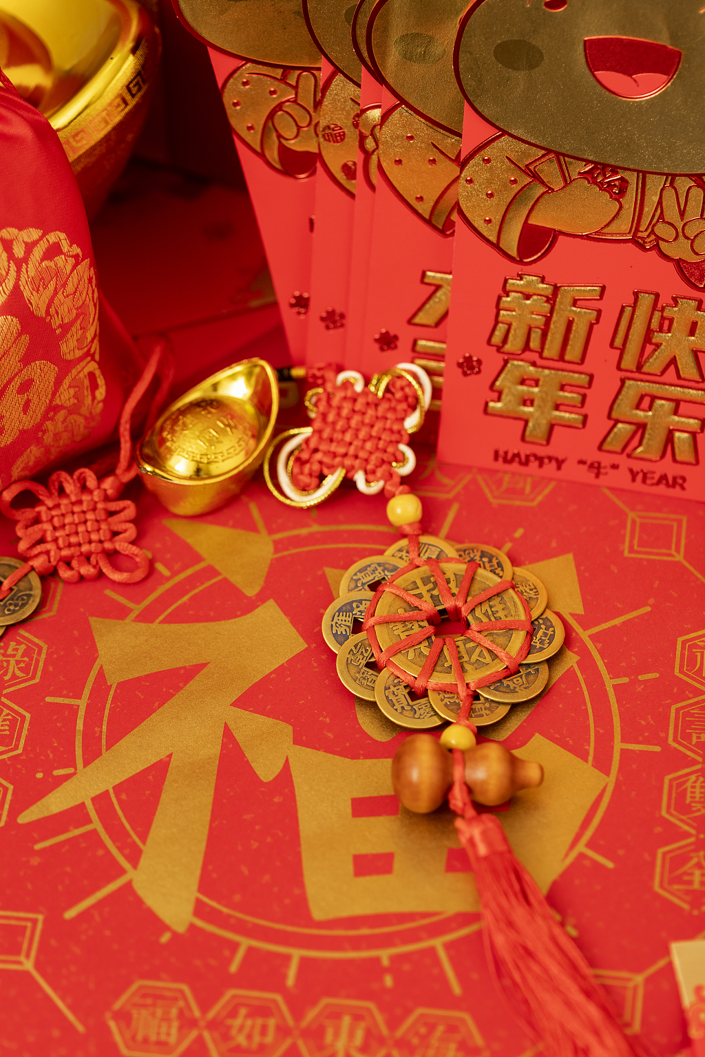 2025年蛇年新年新春春节过节过年传统节日新年元素物件梅花钱金福字创意春节海报