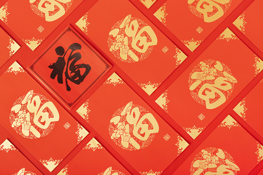 2025年蛇年新年新春春节过节过年传统节日新年元素物件红色桌面上的黑色福字红包