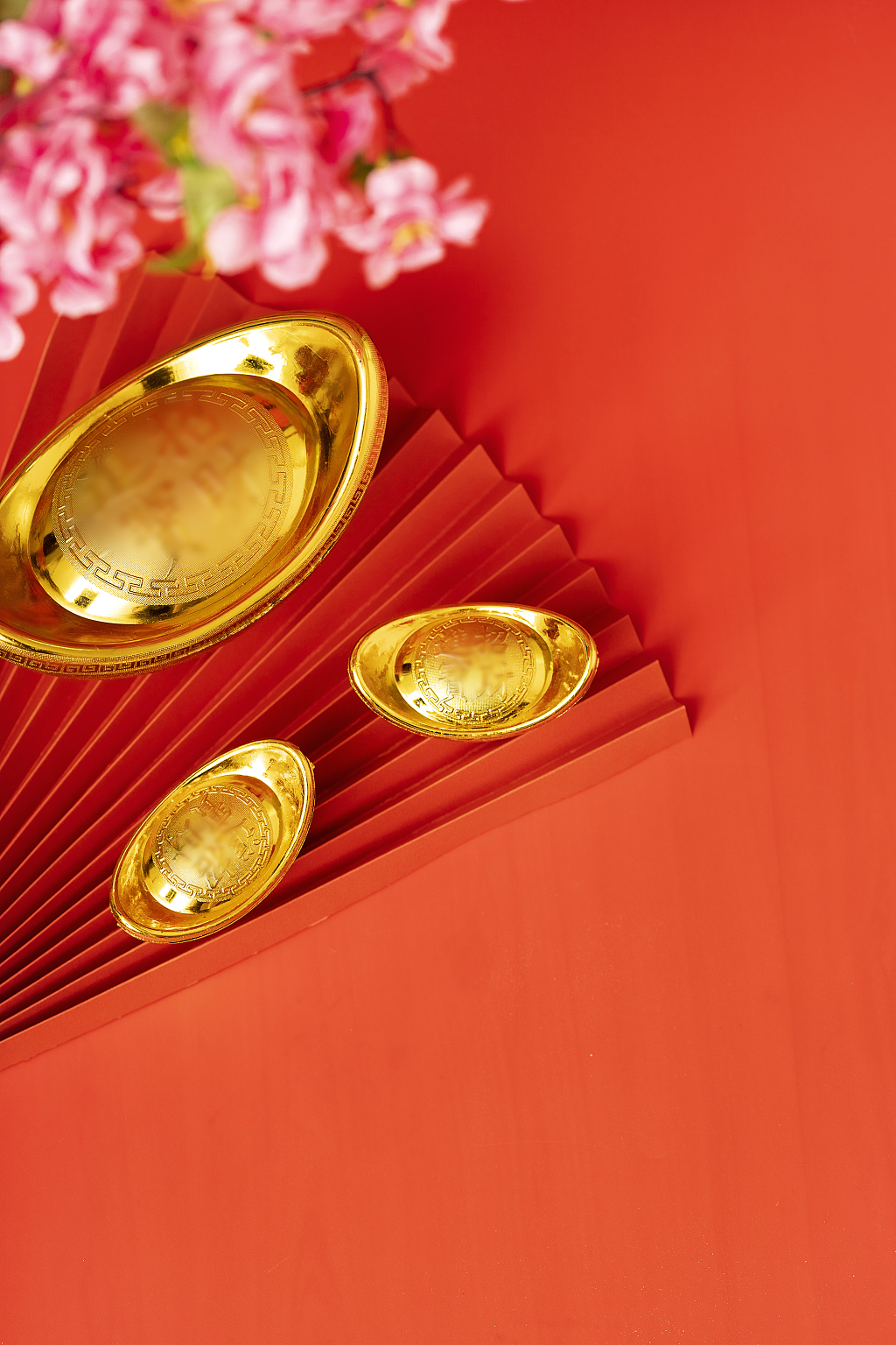 2025年蛇年新年新春春节过节过年传统节日新年元素物件金元宝桃花新春喜庆发财红色背景