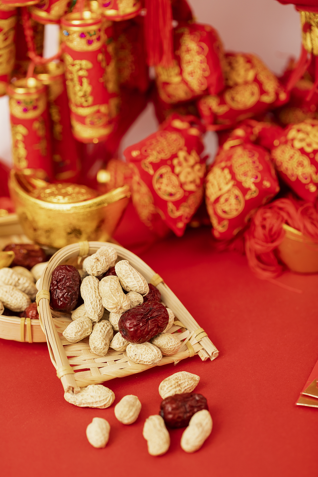 2025年蛇年新年新春春节过节过年传统节日新年元素物件坚果花生大枣创意喜庆春节