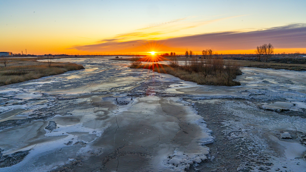 2025年第一缕阳光霍林河冰面宽阔的科尔沁草原日出