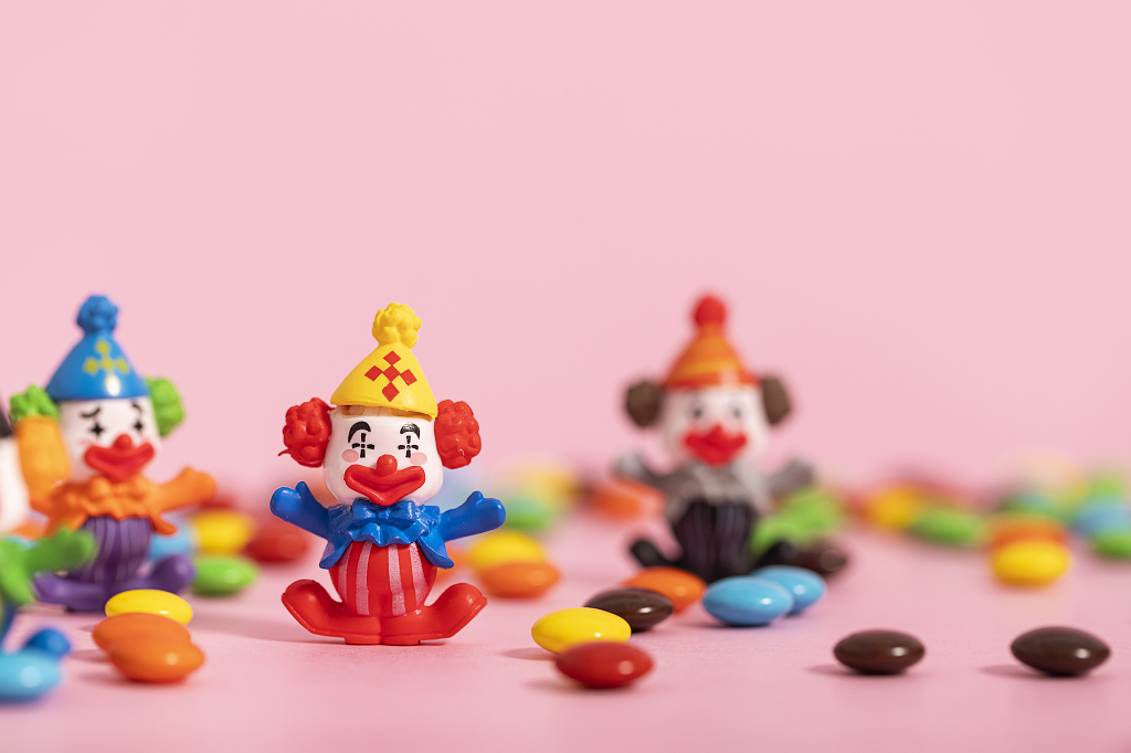 41四一愚人节微观创意图小丑创意图愚人节小丑图案粉色背景