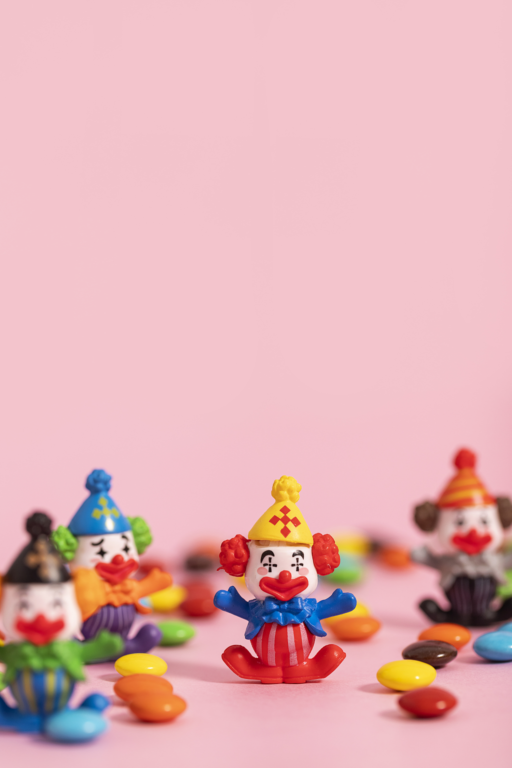 41四一愚人节微观创意图小丑创意图愚人节巧克力豆里的小丑