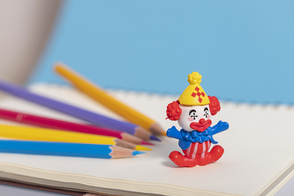 41四一愚人节微观创意图小丑创意图愚人节黄帽小丑搞笑图片