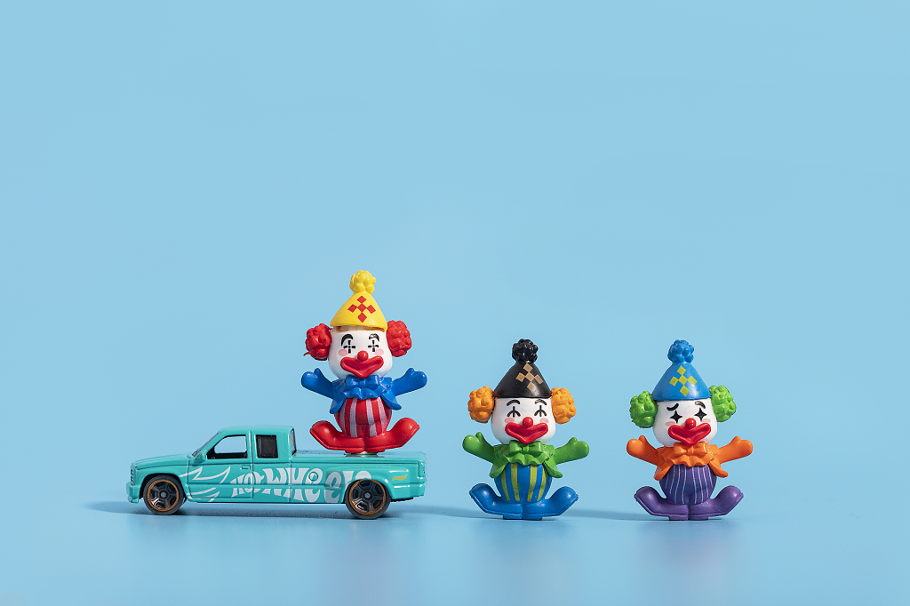 41四一愚人节微观创意图小丑创意图愚人节小丑出镜蓝色背景