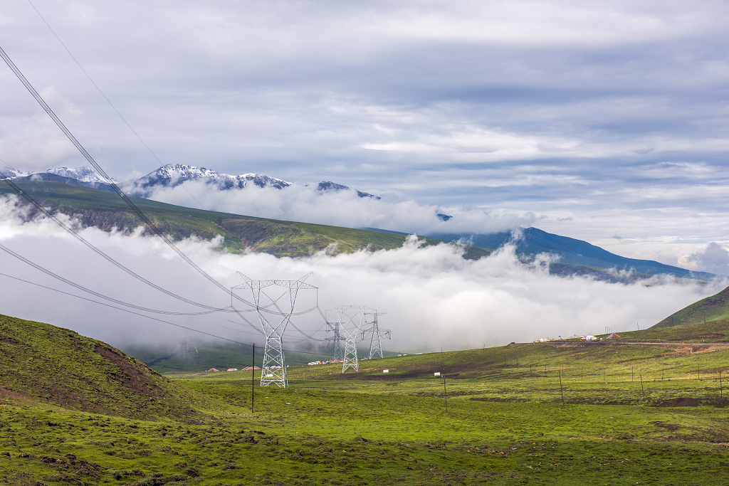 大自然风景风光·夏日的清晨青海拉脊山云雾缭绕下的高压输电线路和草山
