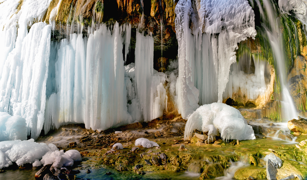 青海冬日岗什卡山下的七彩瀑布旅游旅行景点景区打卡地点