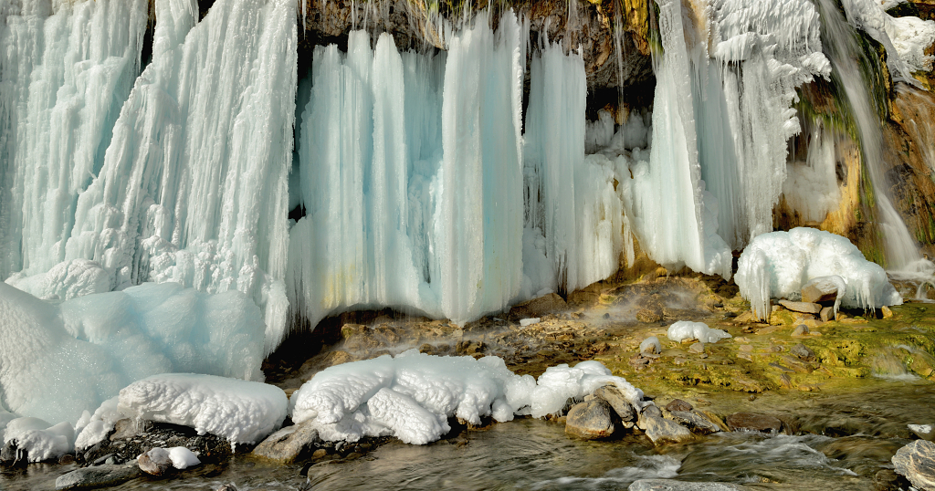 青海冬日岗什卡山下的七彩瀑布旅游履行景点景区打卡地点