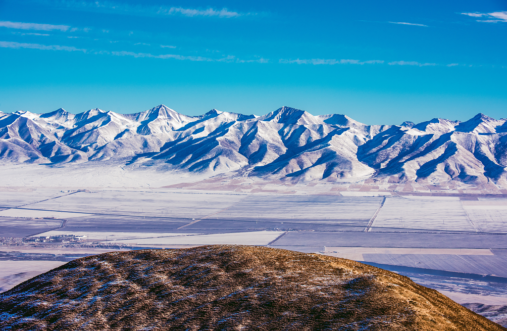 晴朗冬日冬天的上午阳光照亮了青海岗什卡雪山下的七彩瀑布大自然风景风光旅游旅行