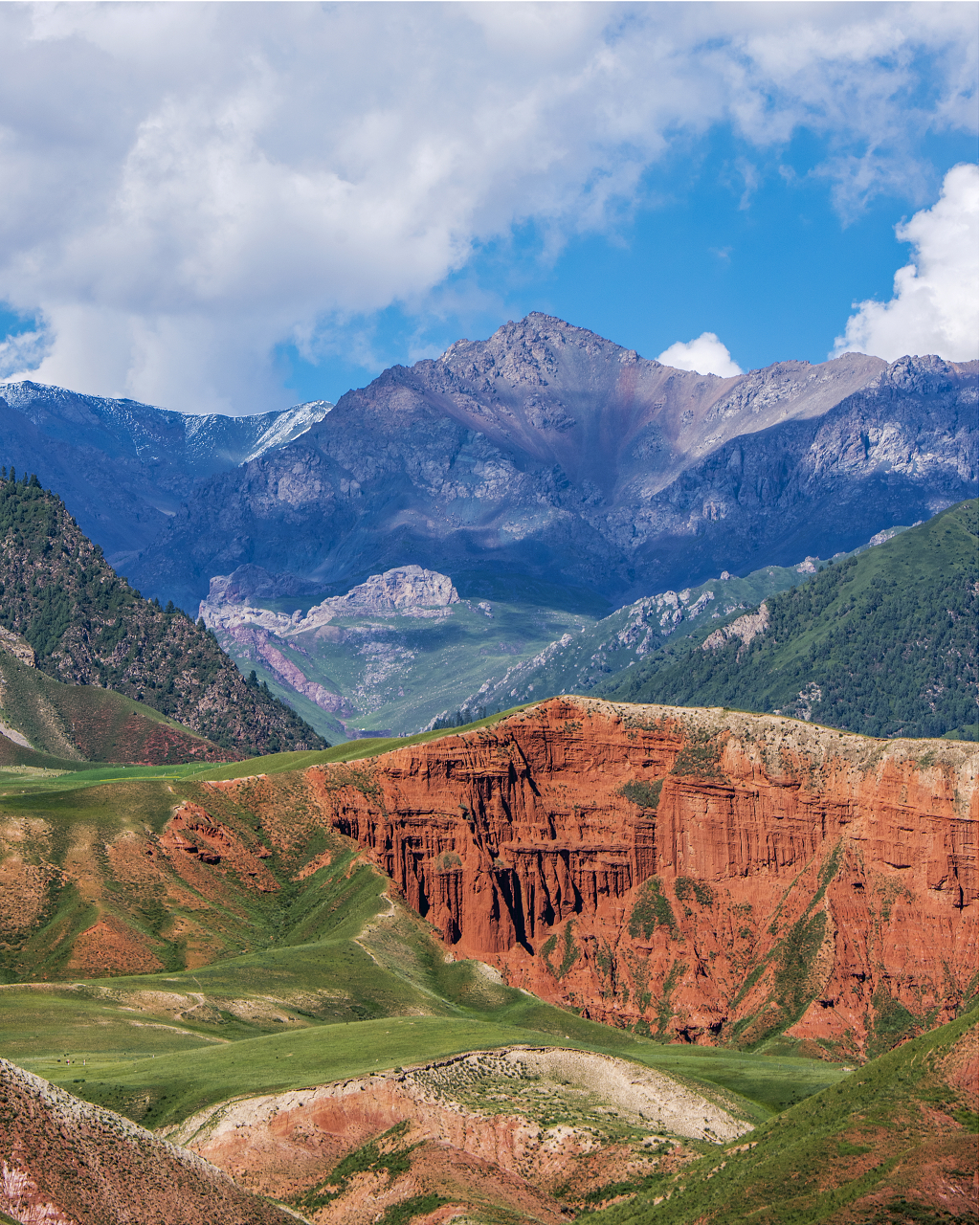 自然风景图大自然风景风光电脑壁纸蓝天白云下的红色黑色的山峰