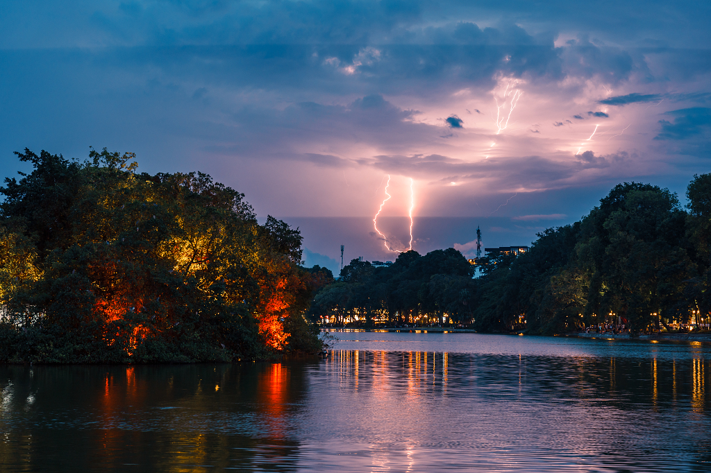 夏夜在越南河内的湖畔用长曝光捕捉到闪电自然现象天气雷电