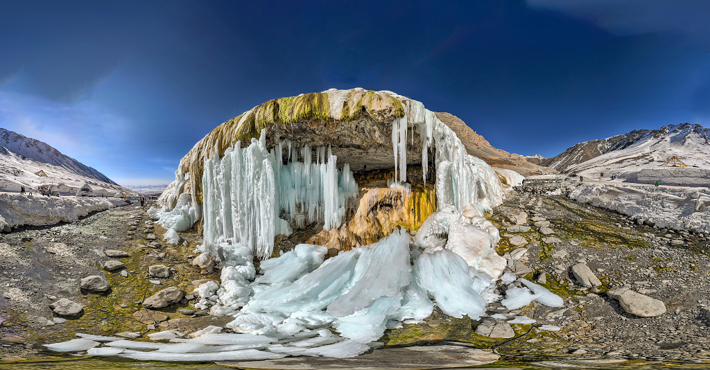 冬日的清晨航拍青海岗什卡雪峰下的七彩瀑布全景图