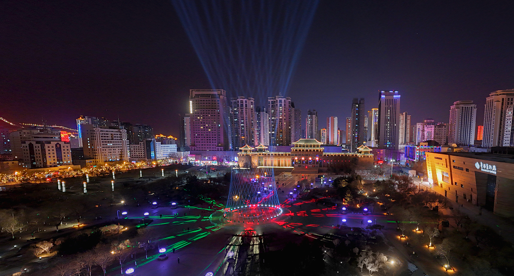 春节期间的夜晚在西宁新宁广场上的灯光秀