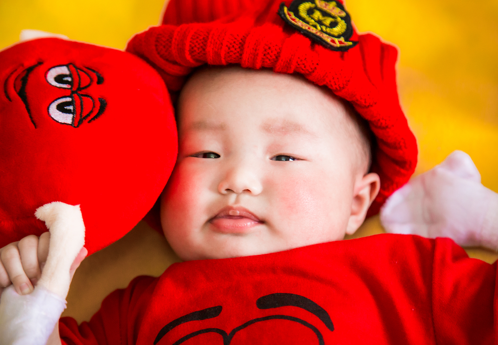 可爱婴儿百天照孩子