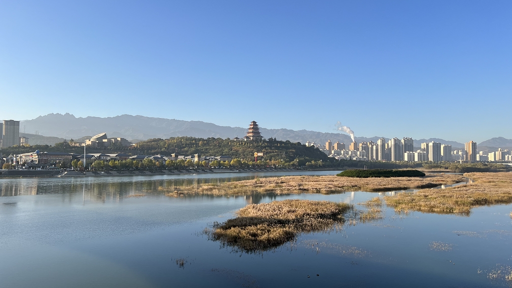 陕西省宝鸡市东岭廊桥渭水石鼓阁白露时节初冬美景公园风景图