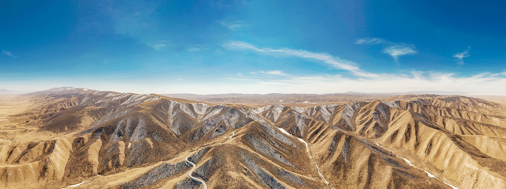 冬日的午后航拍青海湖畔金黄色的雪山大自然风景风光