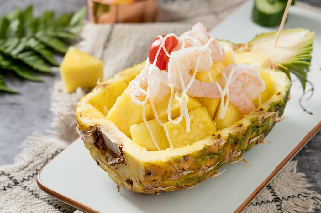 美食简约大气鲜虾凤梨沙律