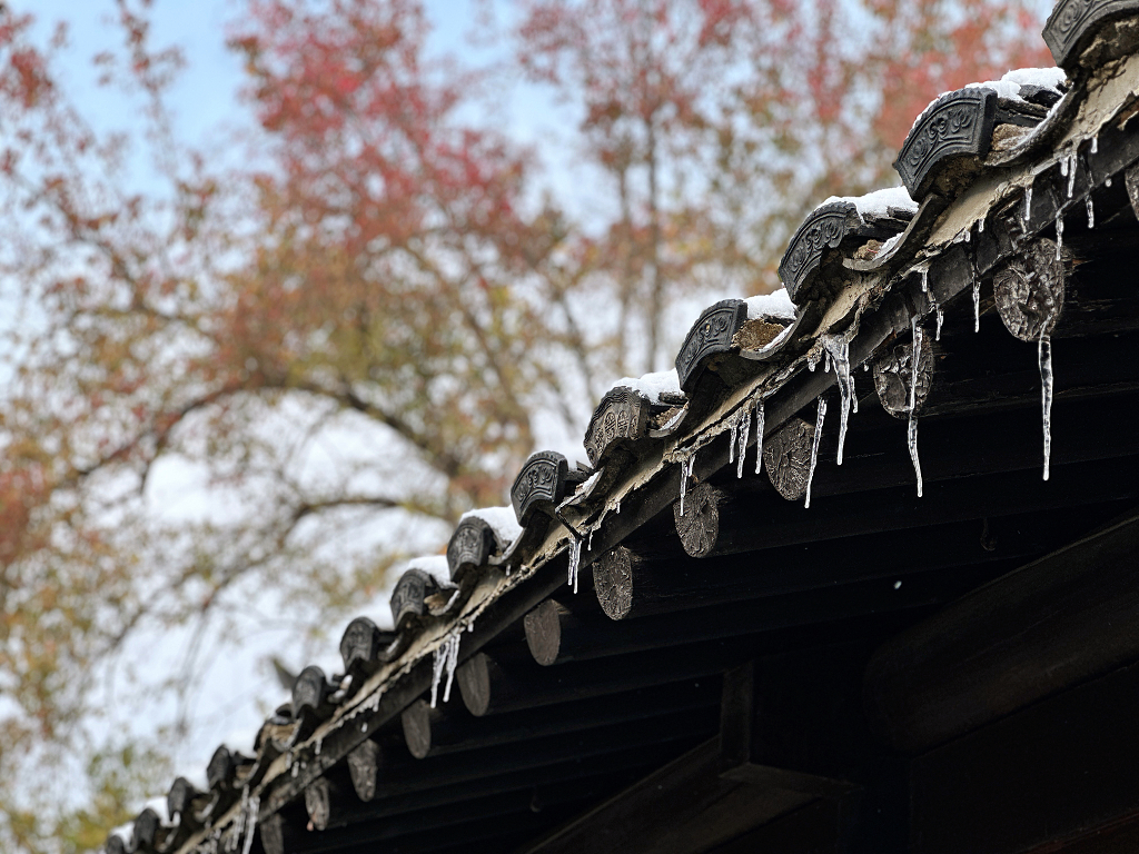冬天结冰的古代中国风建筑屋檐