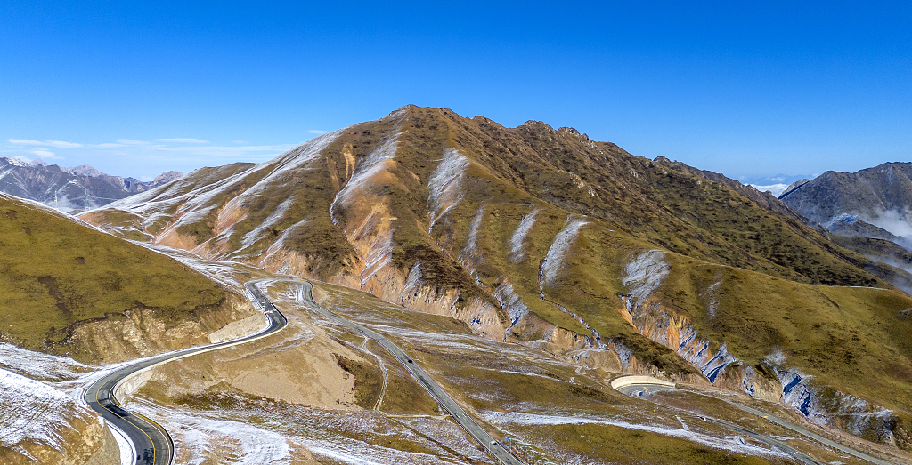 初冬的清晨航拍青海拉脊山顶的云雾及盘山公路大自然旅游旅行风景风光美景摄影图电脑桌面壁纸