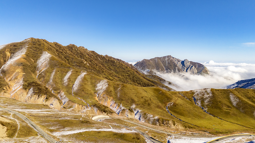 初冬的清晨航拍青海拉脊山顶的云雾及盘山公路大自然旅游旅行风景风光美景摄影图电脑桌面壁纸