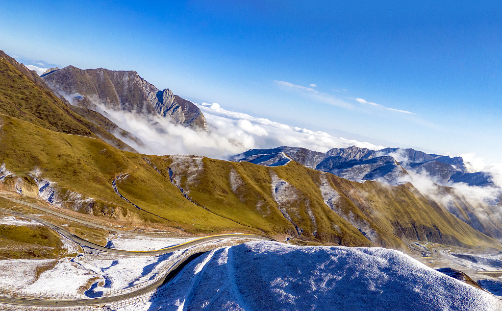 初冬的清晨航拍青海拉脊山顶的云雾及盘山公路大自然旅游旅行风景风光美景摄影图电脑桌面壁纸