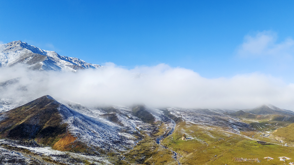初冬的清晨航拍青海拉脊山顶的云雾大自然旅游旅行风景风光美景摄影图电脑桌面壁纸