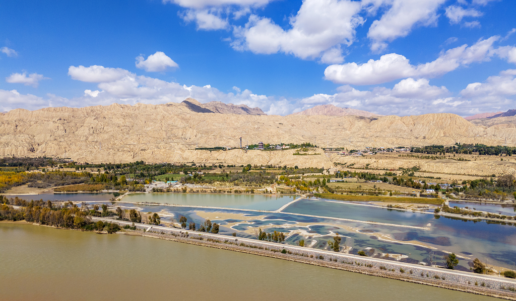 晴朗的初秋航拍青海贵德黄河两岸秋色大自然旅游旅行风景风光美景摄影图电脑桌面壁纸